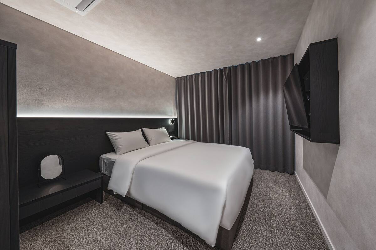 Basic Double Room, 1 Queen Bed, Non Smoking, Microwave | Blackout curtains, iron/ironing board, free WiFi