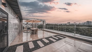 Penthouse Luxe, 2 chambres, cuisine, vue parc | Terrasse/Patio