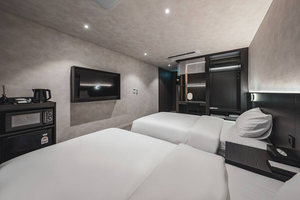 Standard Twin Room, Multiple Beds, Non Smoking, Microwave | Blackout curtains, iron/ironing board, free WiFi