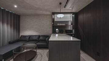 Fjölskyldusvíta - 2 meðalstór tvíbreið rúm - reyklaust - örbylgjuofn | Myrkratjöld/-gardínur, straujárn/strauborð, ókeypis þráðlaus nettenging