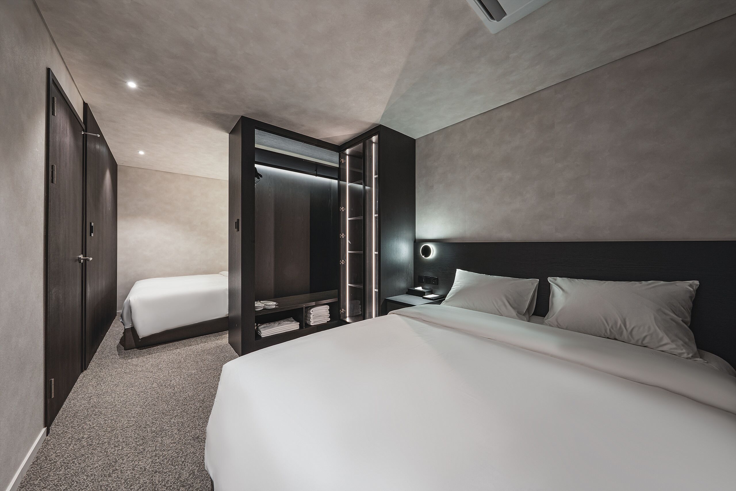 Cortinas blackout, tabla de planchar con plancha y wifi gratis 