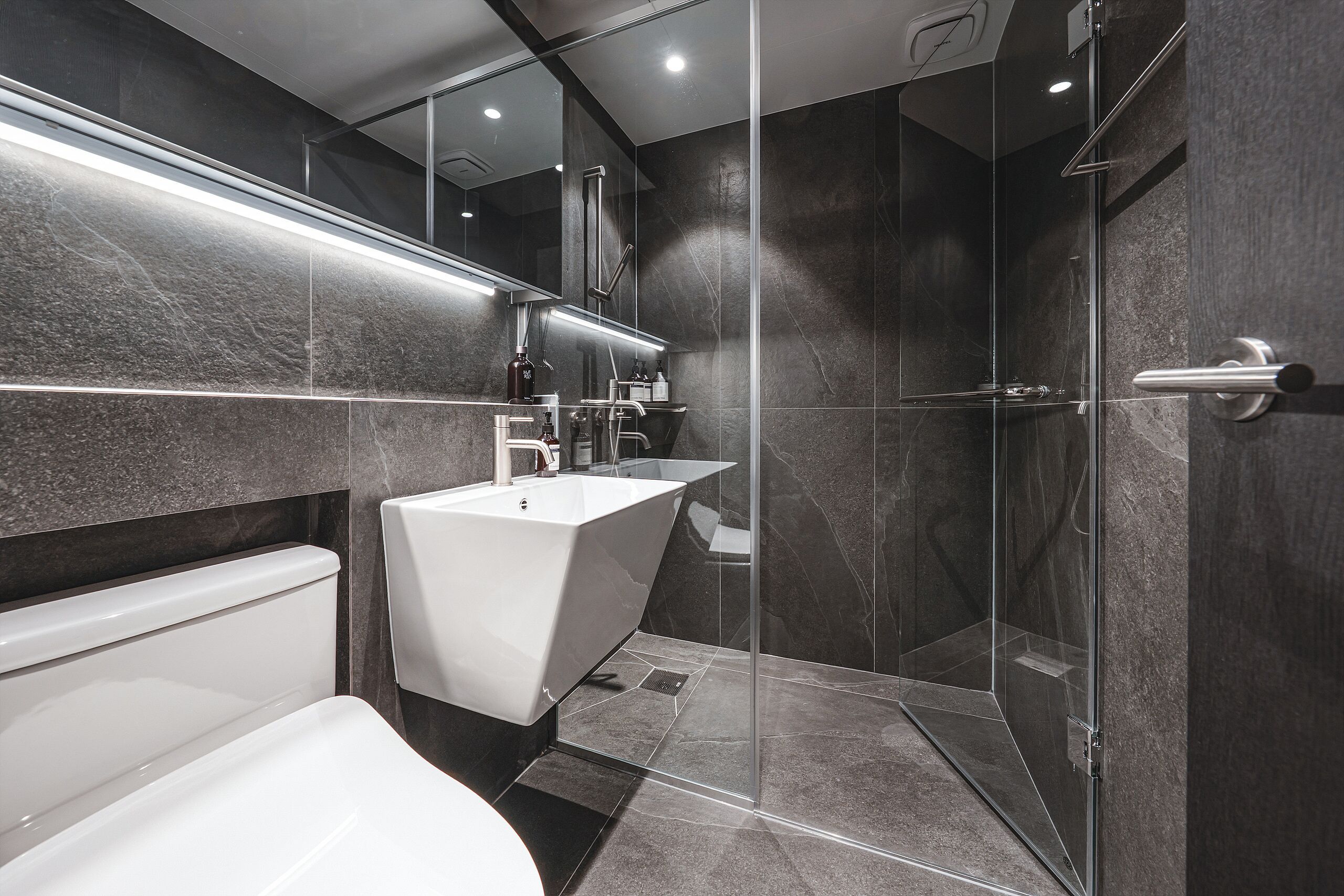 Luxury Penthouse, 2 Bedrooms, Kitchen, Park View | Bathroom | Hair dryer, slippers, towels, shampoo