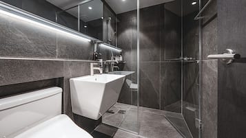 Cobertura superluxo, 2 quartos, cozinha, vista para o parque | Banheiro | Secador de cabelo, chinelos, toalhas de banho, shampoo