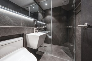 Penthouse Cao cấp, 2 phòng ngủ, bếp, quang cảnh công viên | Phòng tắm | Máy sấy tóc, dép đi trong nhà, khăn tắm, dầu gội 