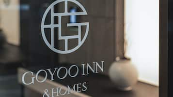 Lasiruudussa on näkyvissä yrityksen ”Goyoo Inn & Homes” logo ja nimi.
