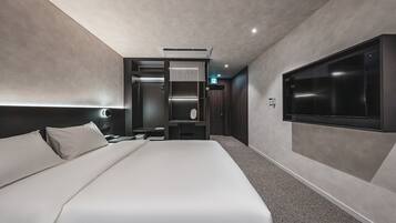 Quarto casal standard, 1 cama Queen, para não fumantes, micro-ondas | Cortinas blackout, ferros/tábuas de passar roupa, Wi-Fi de cortesia