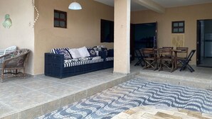Amplia sala de estar con sofá, mesa de comedor y sillas.