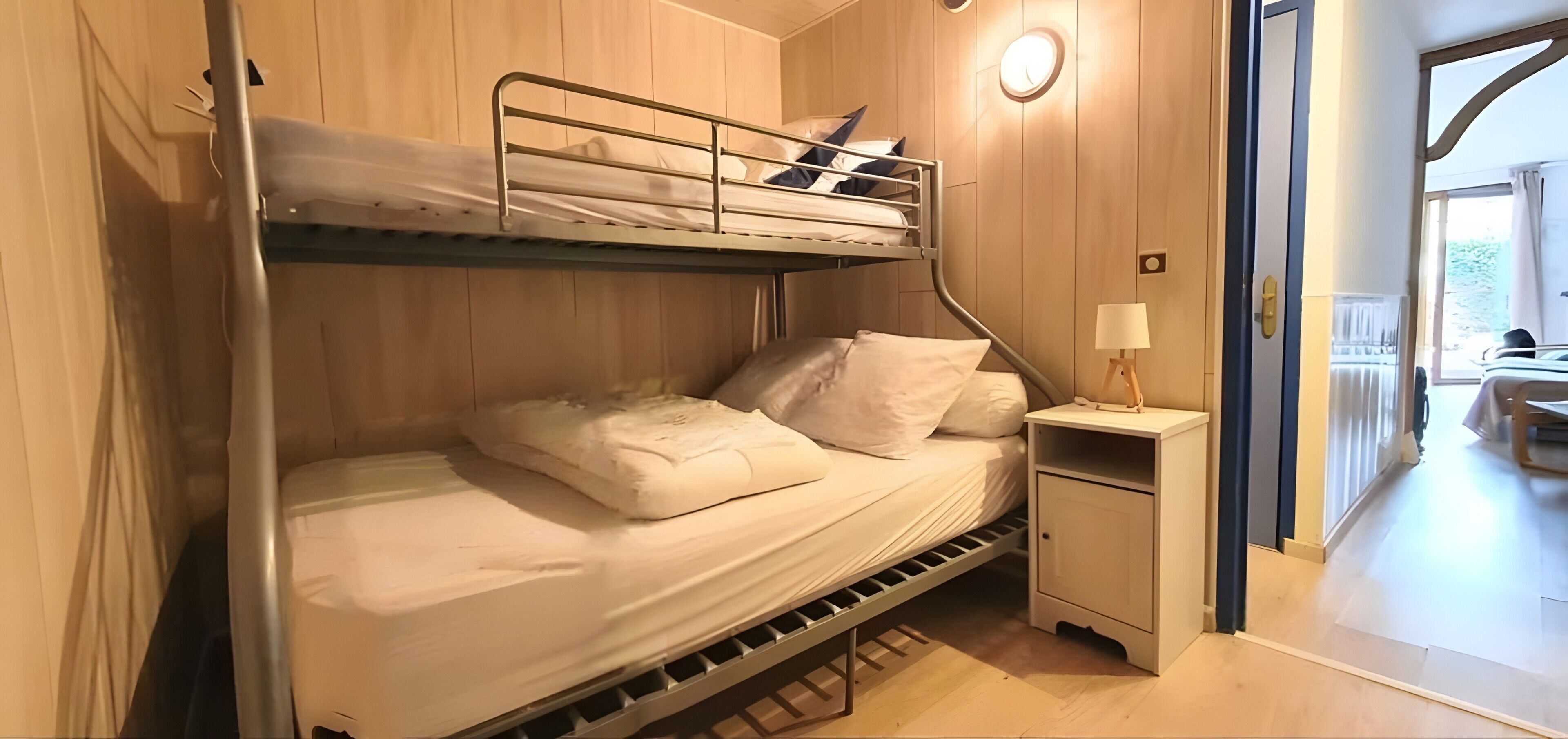 1 多间卧室、熨斗/熨衣板、WiFi、床单