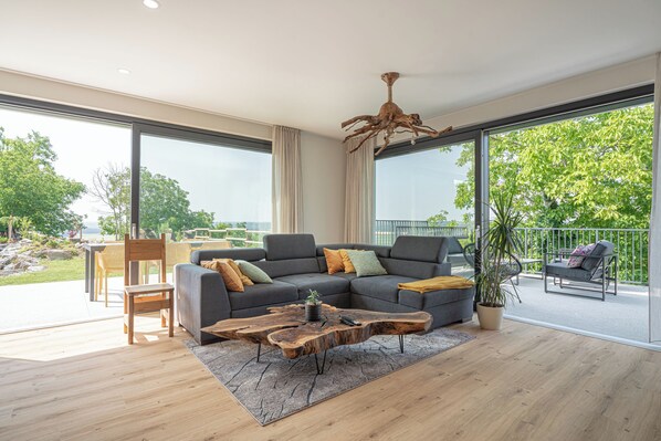 Luxury Villa, 3 Bedrooms, Mountainside (Wellness Vila Vinita) | Living room | 21-inch flat-screen TV with cable channels