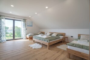 Villa Familiale, plusieurs chambres, côté montagne (Wellness Vila Vinita) | 3 chambres, fer et planche à repasser, Wi-Fi gratuit, draps fournis