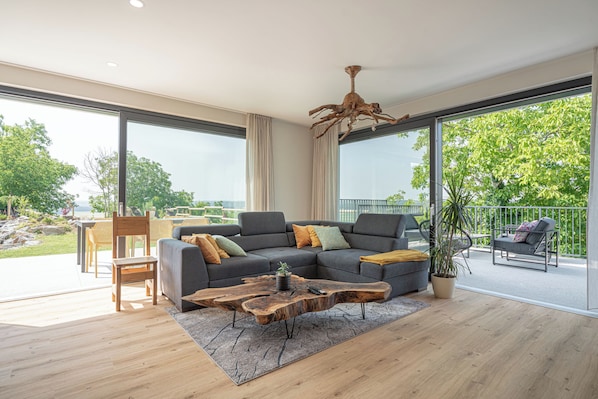 Familienvilla, Mehrere Schlafzimmer, Bergseite (Wellness Vila Vinita) | Wohnbereich | 21-Zoll-Flachbildfernseher mit Digitalempfang