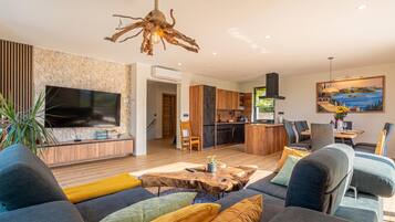 Family Villa, 3 Bedrooms, Microwave, Mountainside (Villa Vinita w/ Jacuzzi & Sauna near) | Living area