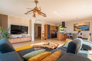 Biệt thự dành cho gia đình, 3 phòng ngủ, lò vi sóng, cạnh núi (Villa Vinita w/ Jacuzzi & Sauna near) | Khu phòng khách
