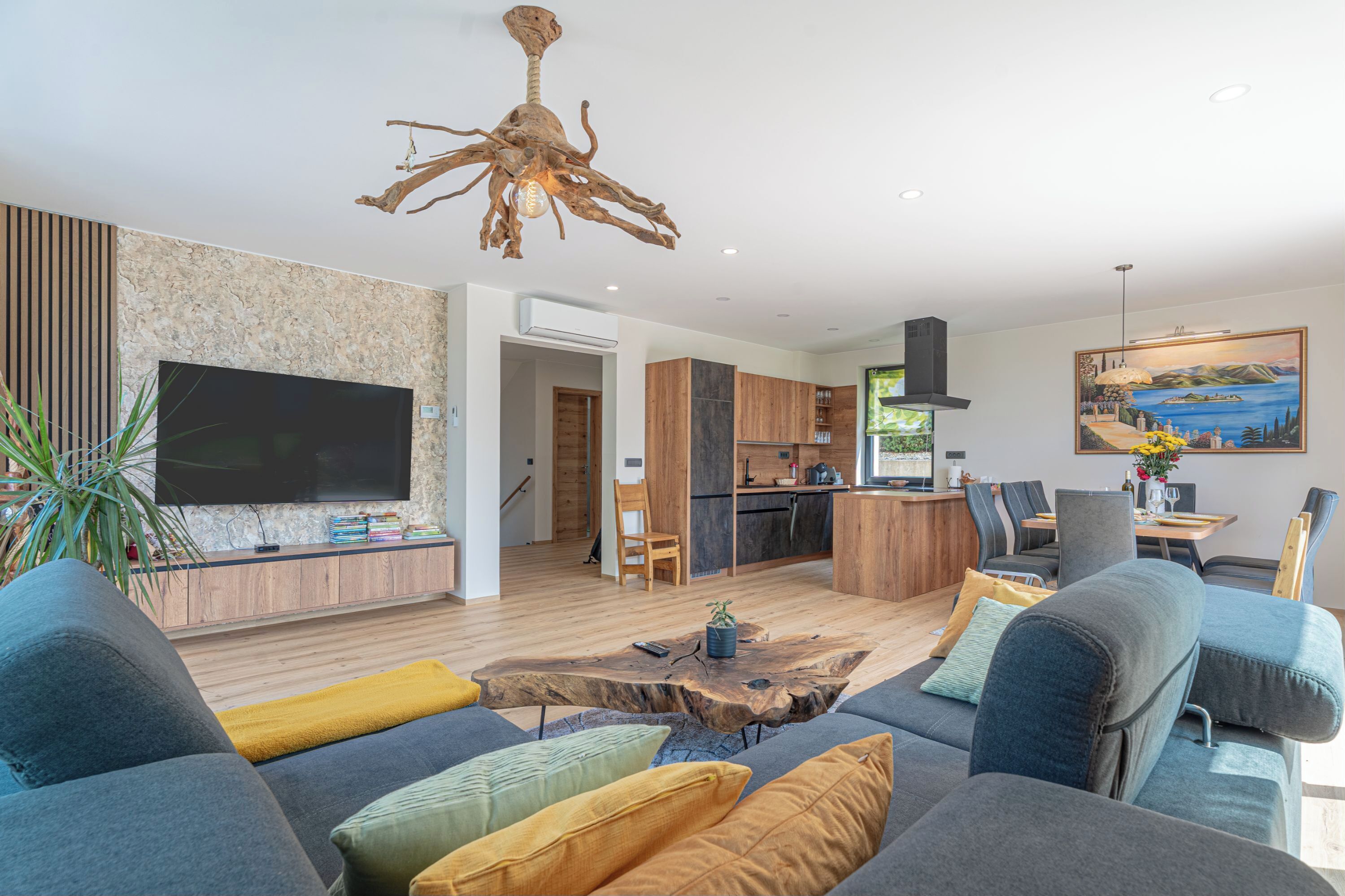 Vila Mewah, beberapa kamar, tepi gunung (Wellness Vila Vinita) | Ruang keluarga | Televisi layar datar 21-inci dengan saluran TV kabel