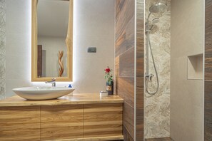 Villa Familiale, plusieurs chambres, côté montagne (Wellness Vila Vinita) | Salle de bain | Baignoire et douche séparées, sèche-cheveux, serviettes fournies, savon