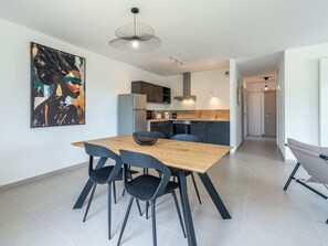 Jääkaappi, mikroaaltouuni, uuni, astianpesukone