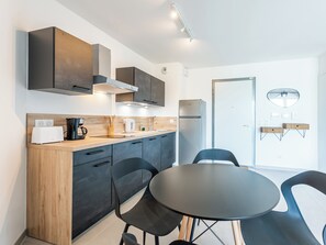 Fridge, dishwasher, coffee/tea maker, toaster