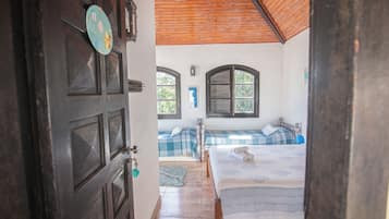 Quarto quádruplo família, vista para o pátio | Cortinas blackout, ferros/tábuas de passar roupa, Wi-Fi de cortesia