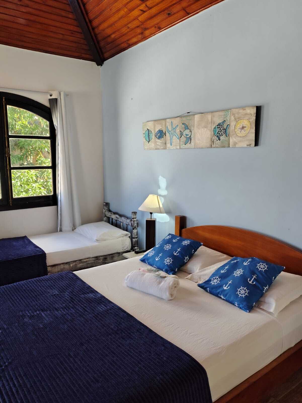 Habitación cuádruple familiar, vistas al patio | Cortinas opacas, tabla de planchar con plancha, wifi gratis