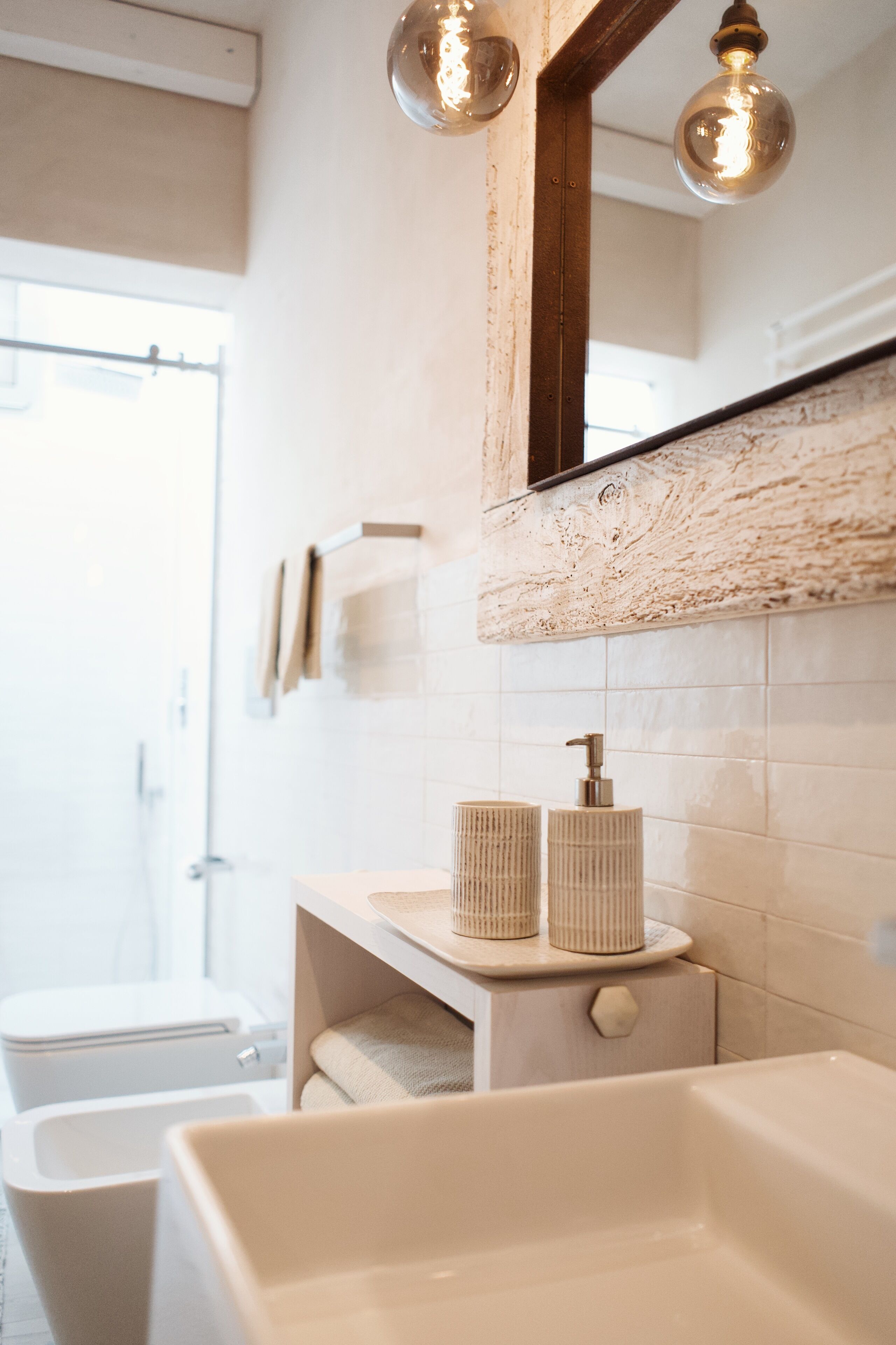 Une salle de bain moderne avec une grande baignoire, un meuble-lavabo en bois et un miroir au-dessus du lavabo.