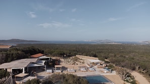 Piscine extérieure (ouverte en saison), parasols de plage