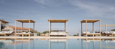 Piscine extérieure (ouverte en saison), parasols de plage