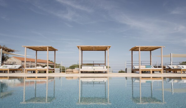 Piscine extérieure (ouverte en saison), parasols de plage