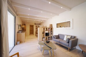 Deluxe Suite, Patio, Bay View | Living area | 40-inch flat-screen TV with digital channels - Borgo Lianti (San Pasquale)