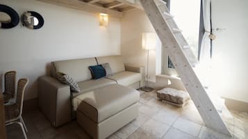 Deluxe-Haus, Terrasse, Strandblick | Wohnbereich | 40-Zoll-Flachbildfernseher mit Digitalempfang