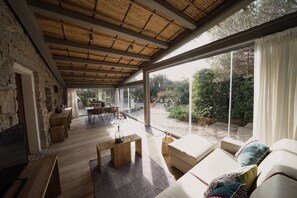 Deluxe-Haus, Terrasse, Gartenblick | Wohnbereich | 40-Zoll-Flachbildfernseher mit Digitalempfang