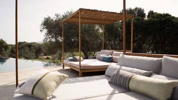 Außenpool (je nach Saison geöffnet), Sonnenschirme, Liegestühle