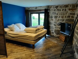 2 bedrooms, desk, iron/ironing board, WiFi