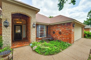 House (4 Bedrooms) | Interior - DFW Fun Awaits: Family Home in Crowley! (Crowley)