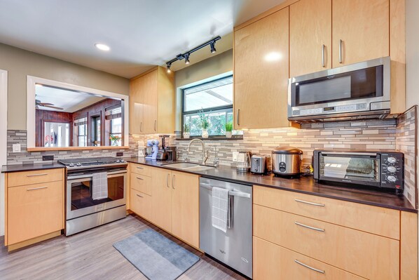 House (3 Bedrooms) | Interior - 1 Mi to UF Campus: Group Retreat w/ Outdoor Oasis (Gainesville)