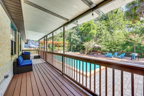 1 Mi to UF Campus: Group Retreat w/ Outdoor Oasis