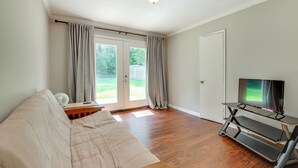 Interior - Inviting Home w/ Backyard: 8 Mi to Dtwn Atlanta! (Atlanta)