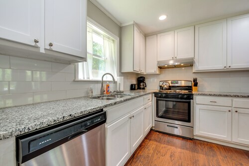 Inviting Home w/ Backyard: 8 Mi to Dtwn Atlanta!