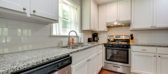 Inviting Home w/ Backyard: 8 Mi to Dtwn Atlanta!