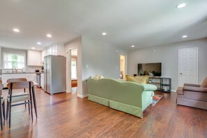 House (3 Bedrooms) | Interior - Inviting Home w/ Backyard: 8 Mi to Dtwn Atlanta! (Atlanta)