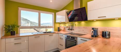 ثلاجة، فرن، موقد طهي مسطح، غسالة أطباق