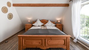 Un letto in legno con testiera, comodini e decorazioni a parete.