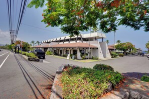 Interior - 50 Feet to Ocean: Kona Deluxe Ground-floor Unit! (Kailua-Kona)