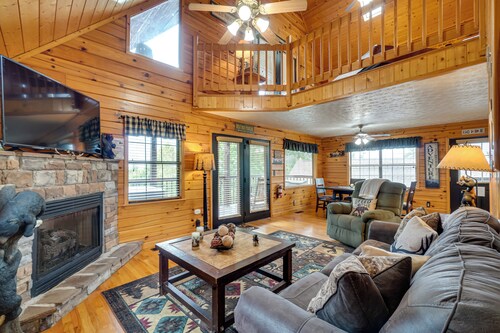 Hot Tub & Game Room: Sevierville Family Cabin!