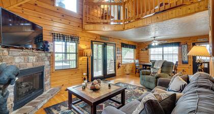 Hot Tub & Game Room: Sevierville Family Cabin!