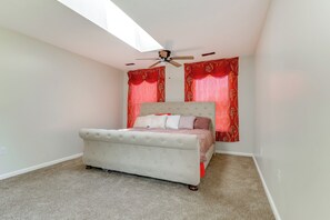 House (2 Bedrooms) | Interior - Spacious Home < 3 Mi to Hampton Coliseum! (Hampton)