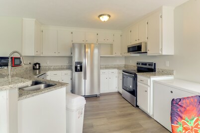 Spacious Home < 3 Mi to Hampton Coliseum!