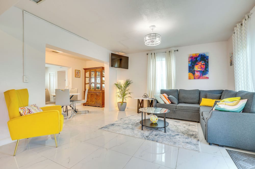 2 Mi to Hard Rock Stadium: Home w/ Spacious Yard - Norland, FL