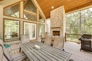 House (3 Bedrooms) | Interior - Private Hot Tub: Cabin 13 Mi to Broken Bow Lake (Broken Bow)
