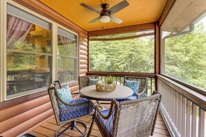 Interior - Creekside Smokies Cabin 8 Mi to Murphy (Marble)