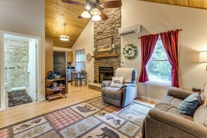 House (2 Bedrooms) | Interior - Creekside Smokies Cabin 8 Mi to Murphy (Marble)
